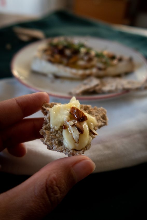 Brie no forno com mel e amêndoas