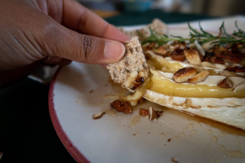 Brie no forno com mel e amêndoas