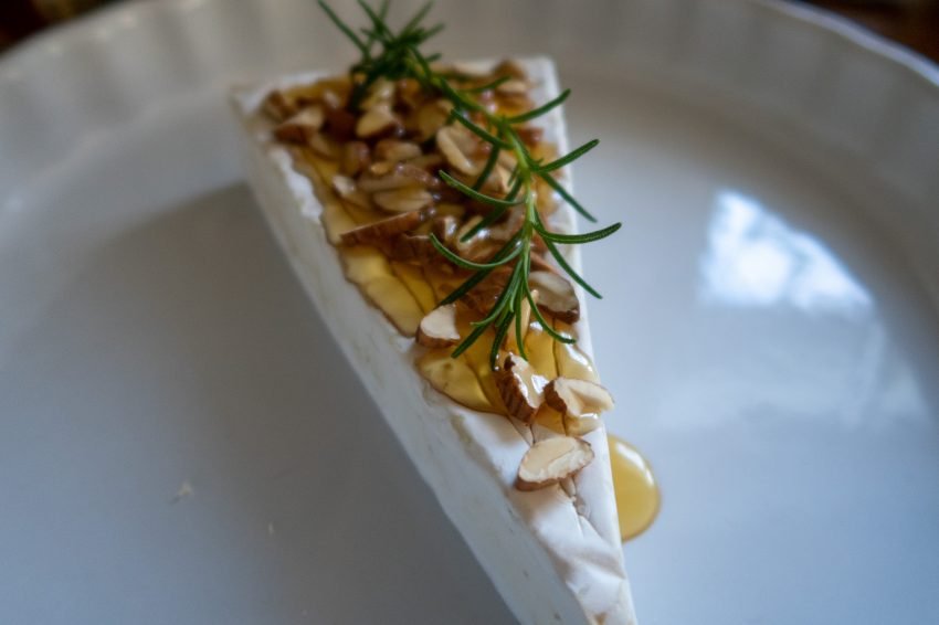 Brie no forno com mel e amêndoas