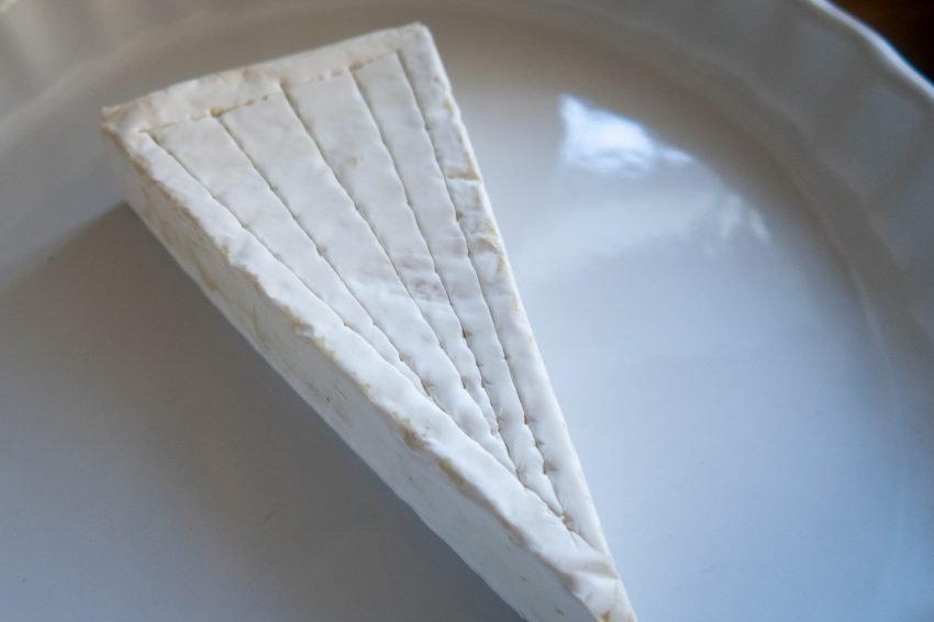 Brie no forno com mel e amêndoas