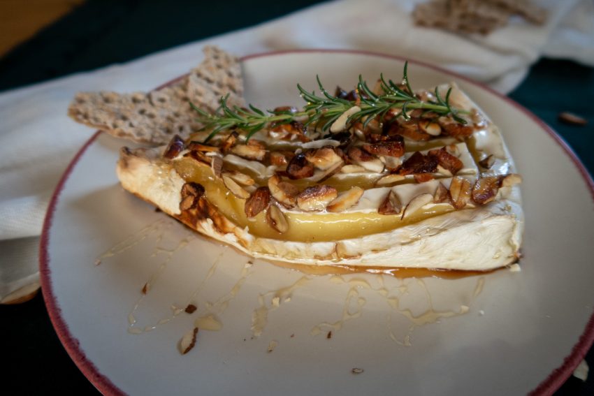 Brie no forno com mel e amêndoas