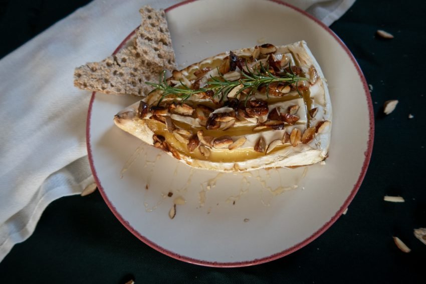 Brie no forno com mel e amêndoas