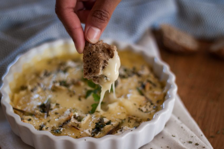 Na Cozinha – Camembert no Forno com Alho e Ervas